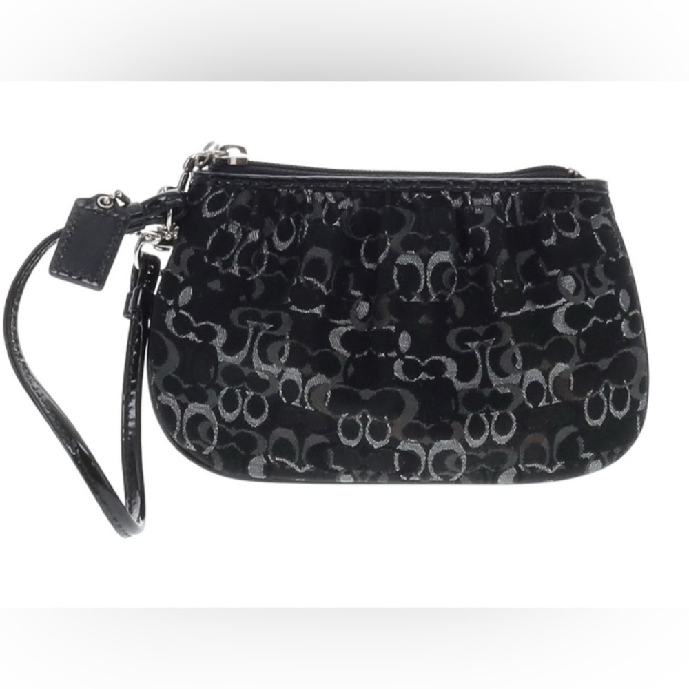 Coach Factory
One size Wristlet